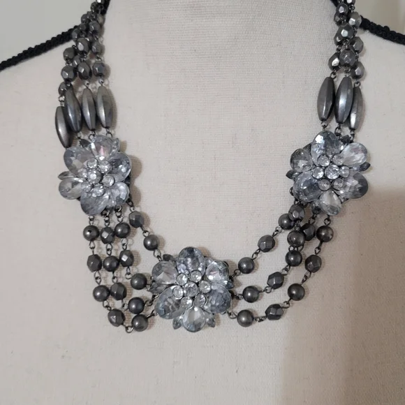 Lane Bryant Beautiful Flower Bling Necklace Used...Bougie !!!..strand beads miss - Picture 3 of 11